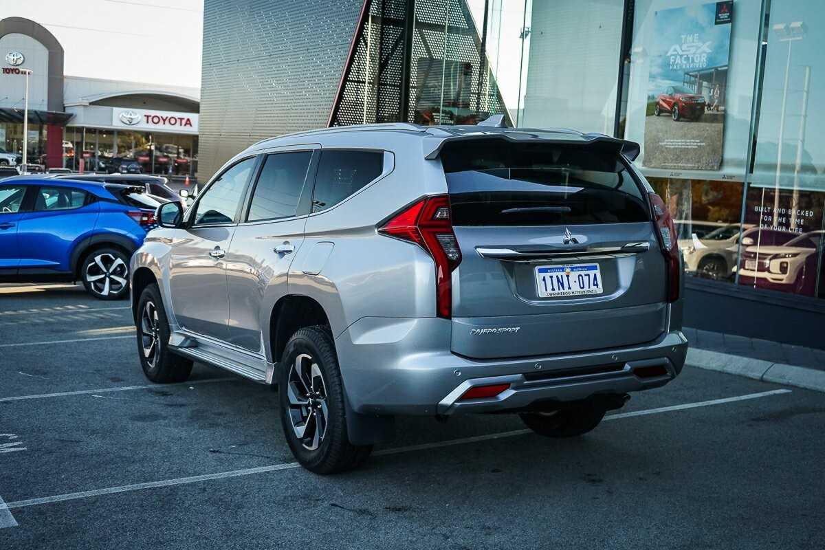 Mitsubishi Pajero Sport image 3