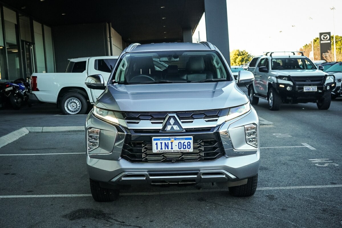 Mitsubishi Pajero Sport image 2