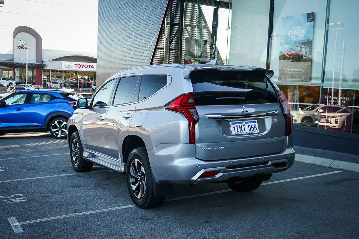 Mitsubishi Pajero Sport image 3