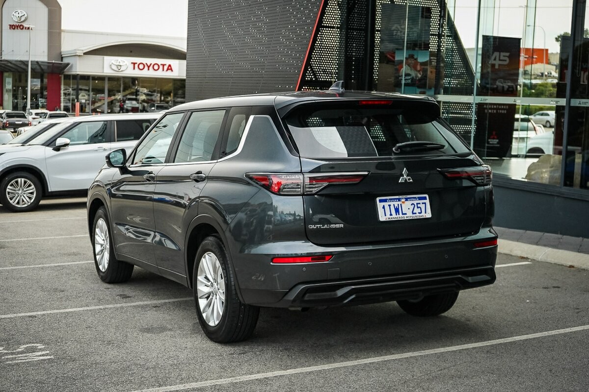 Mitsubishi Outlander image 2