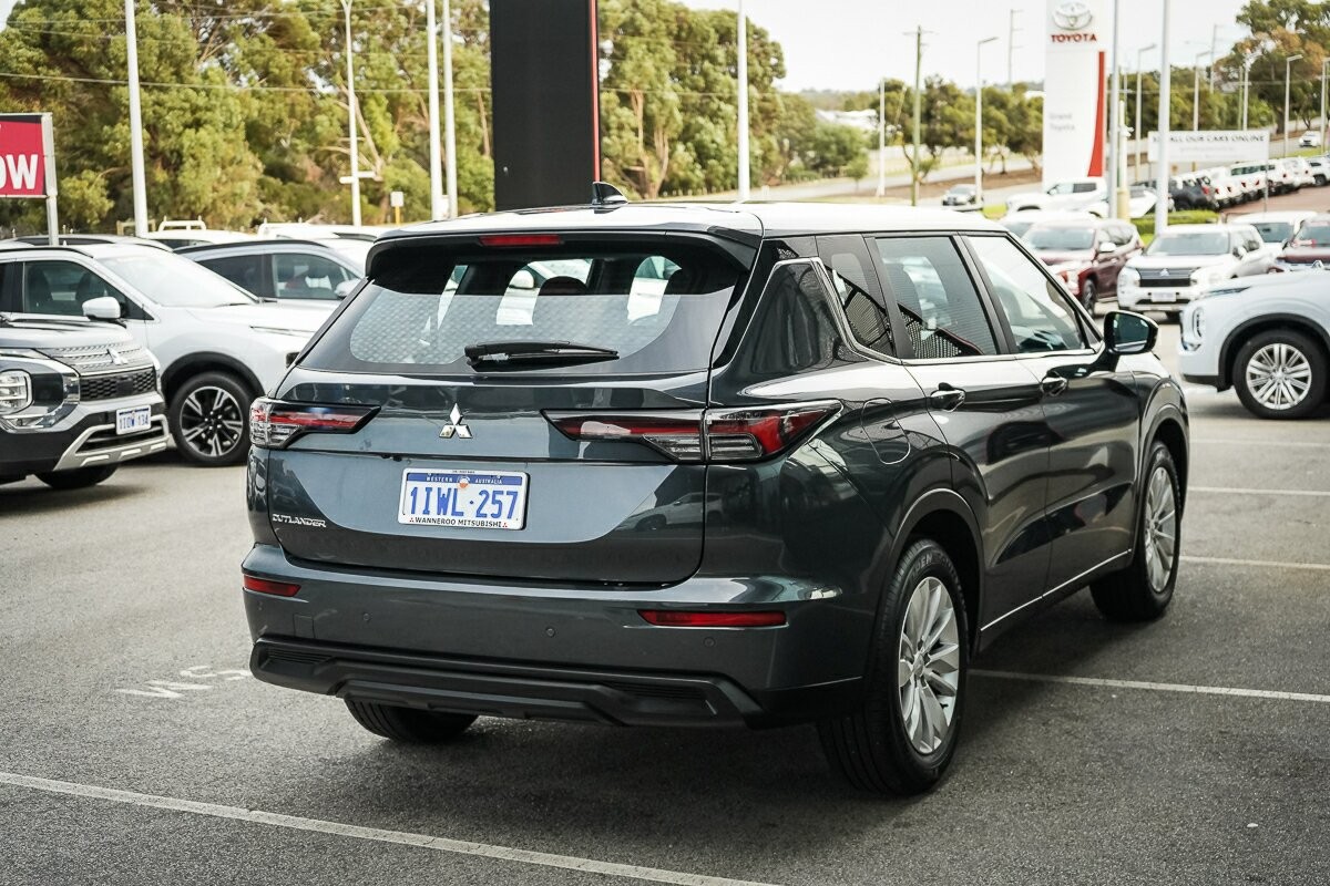 Mitsubishi Outlander image 4