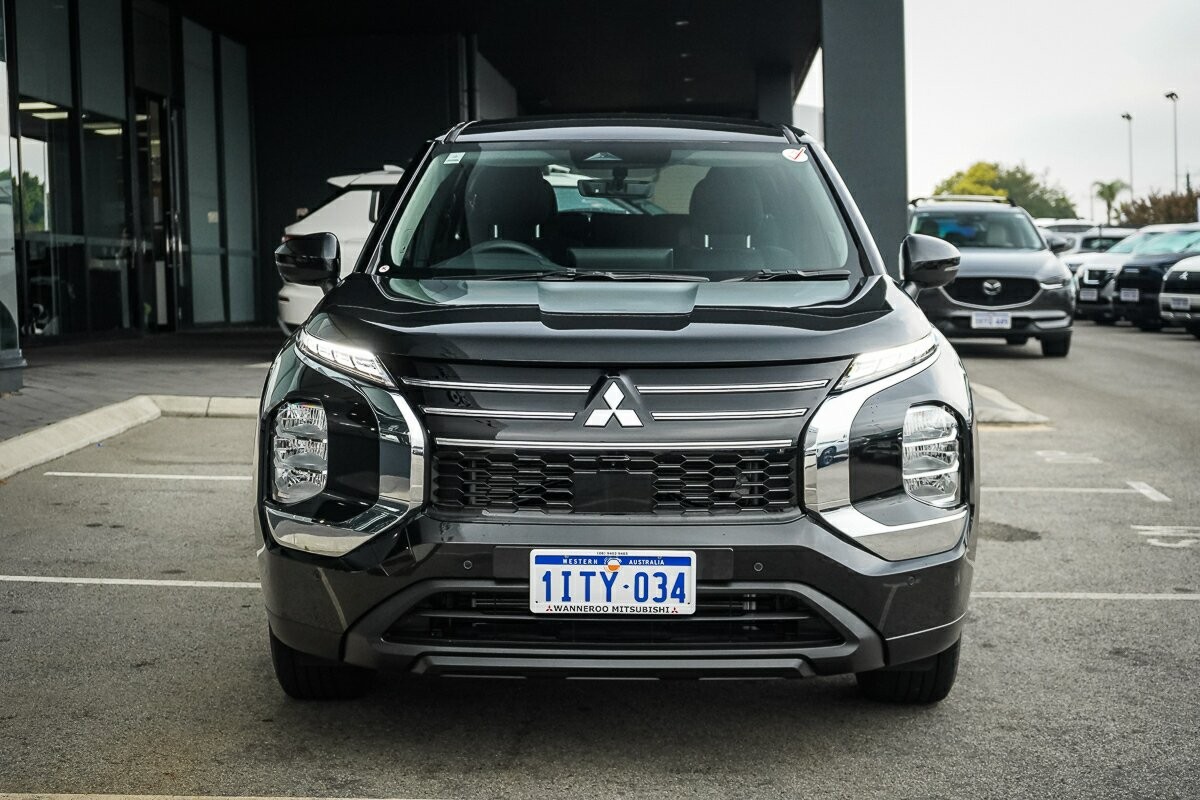 Mitsubishi Outlander image 2