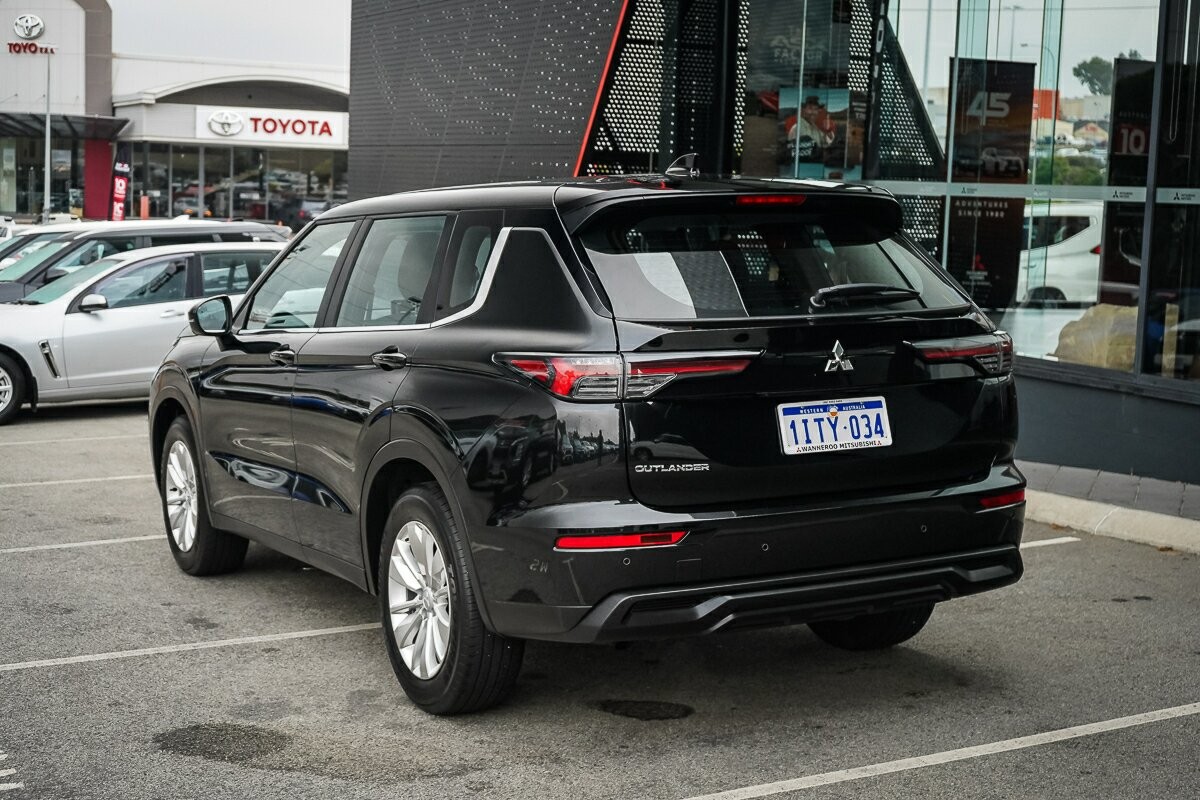 Mitsubishi Outlander image 3