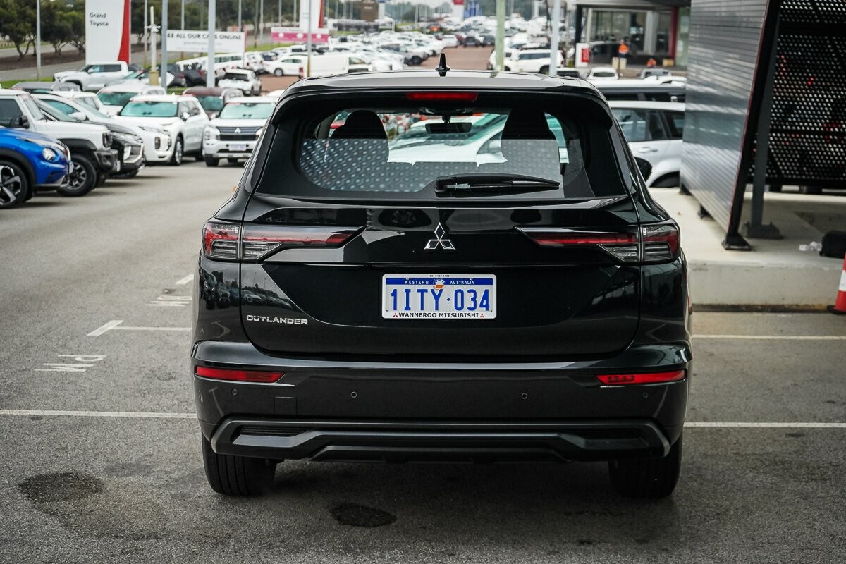 Mitsubishi Outlander image 4