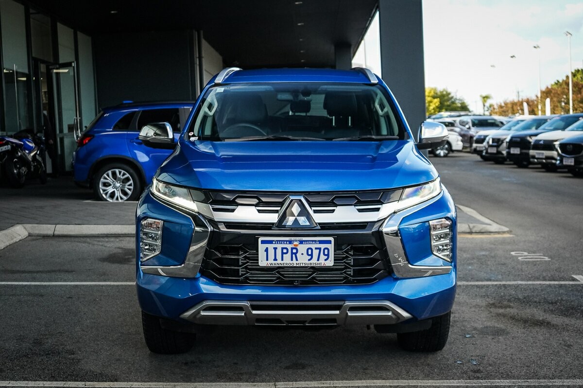 Mitsubishi Pajero Sport image 2