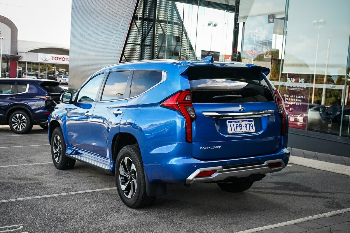 Mitsubishi Pajero Sport image 3