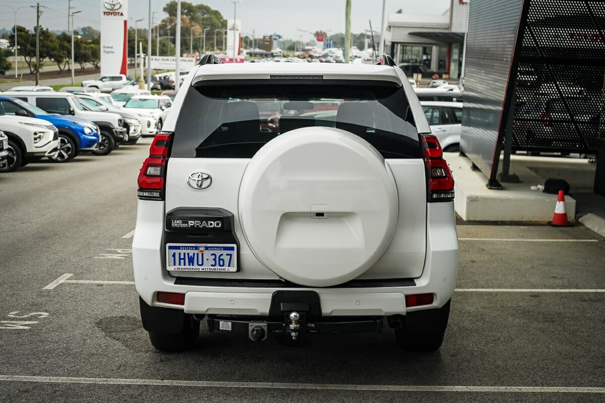 Toyota Landcruiser Prado image 4