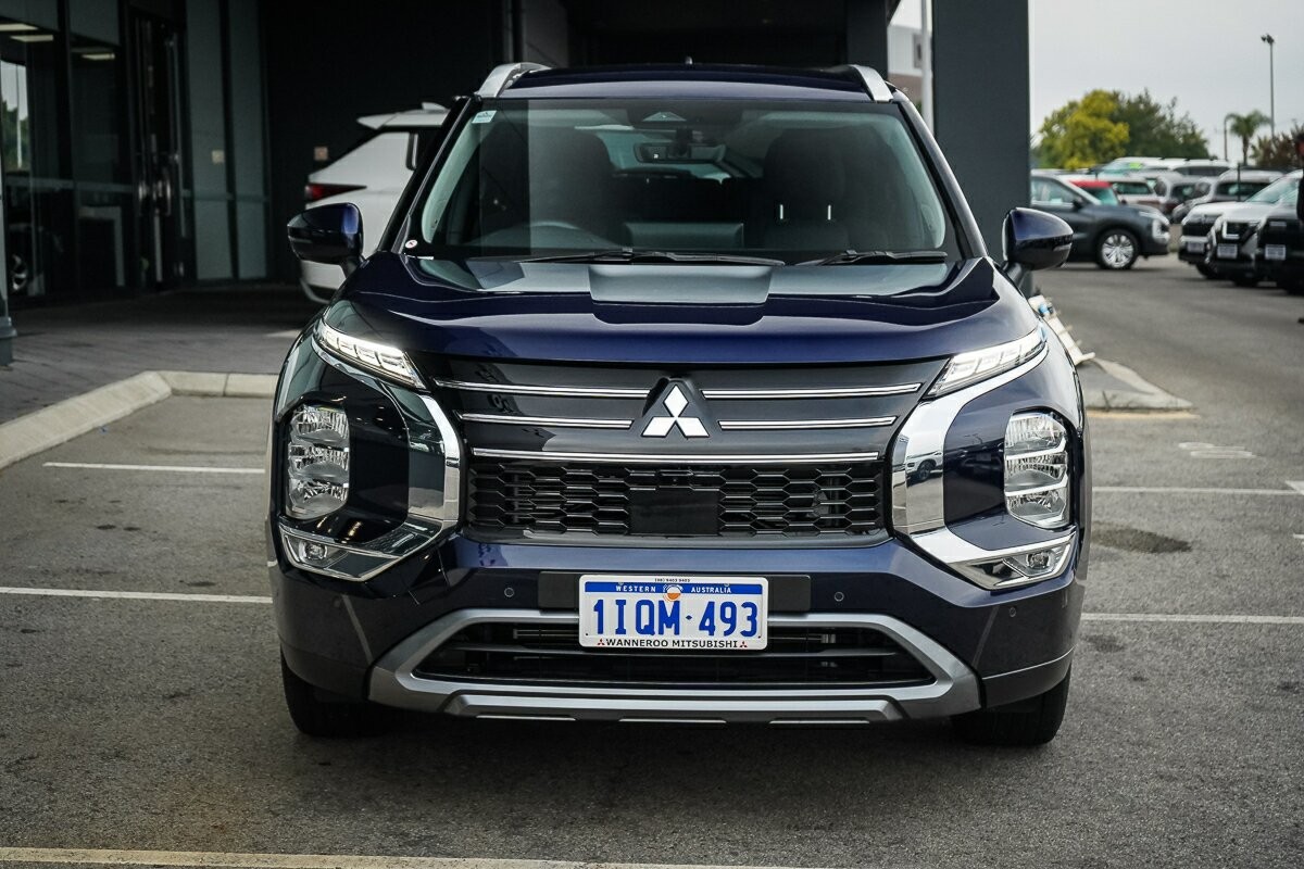 Mitsubishi Outlander image 2