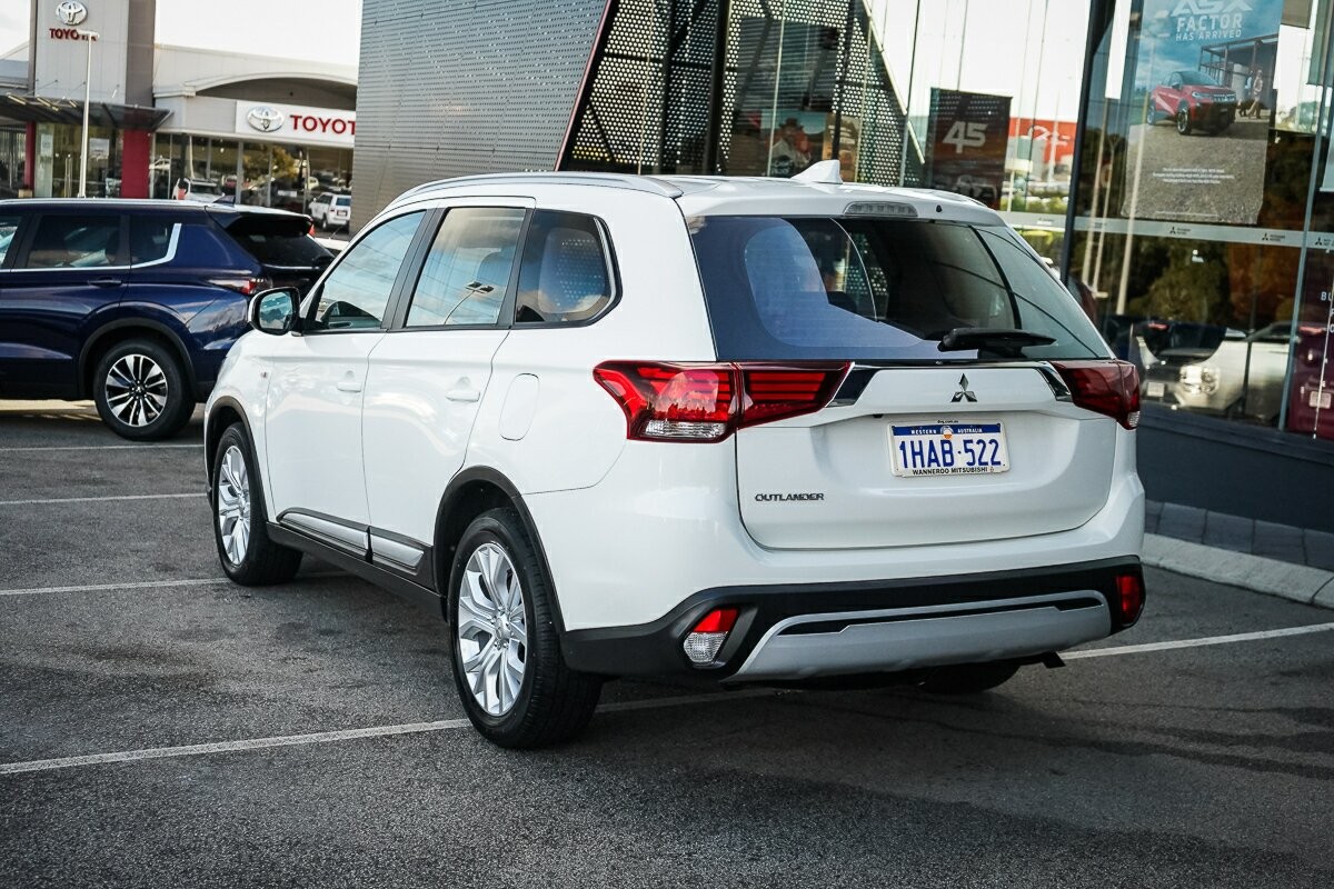 Mitsubishi Outlander image 3