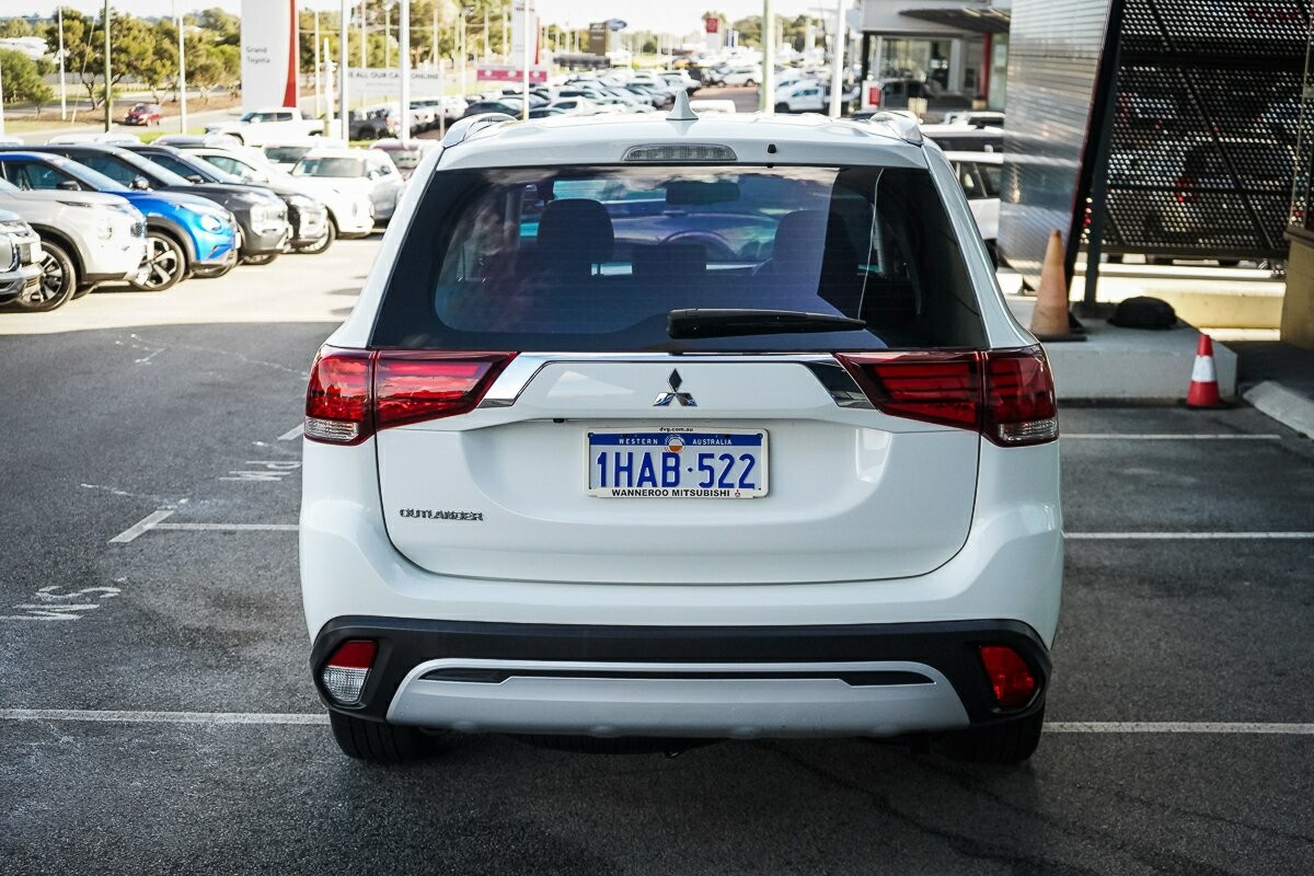 Mitsubishi Outlander image 4