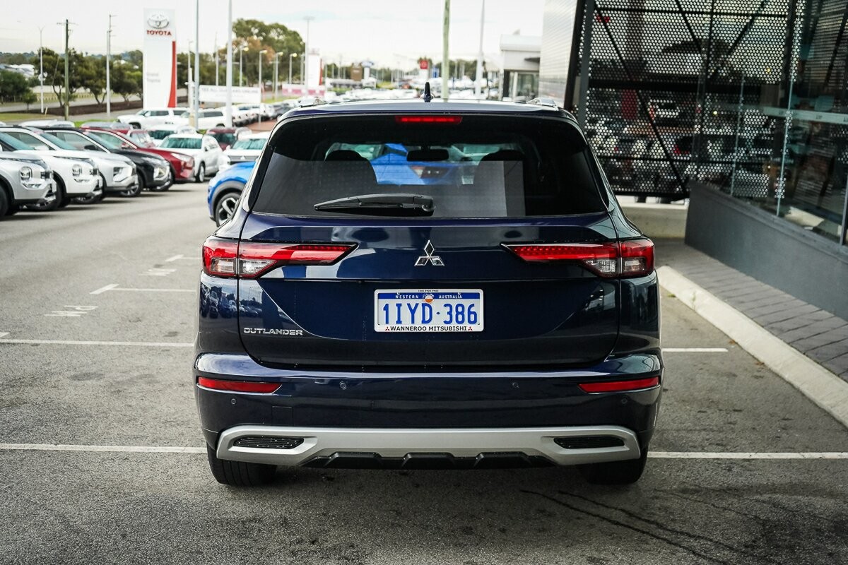 Mitsubishi Outlander image 4