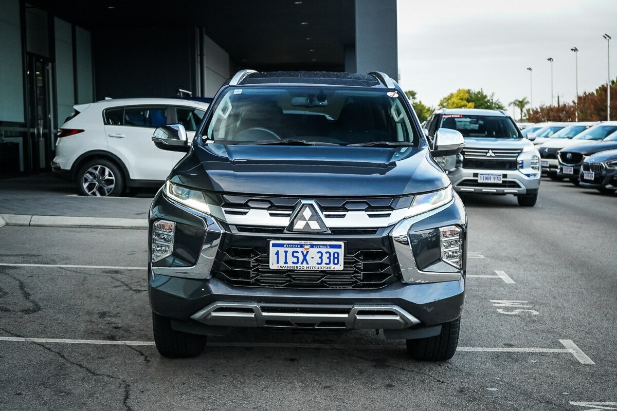 Mitsubishi Pajero Sport image 2