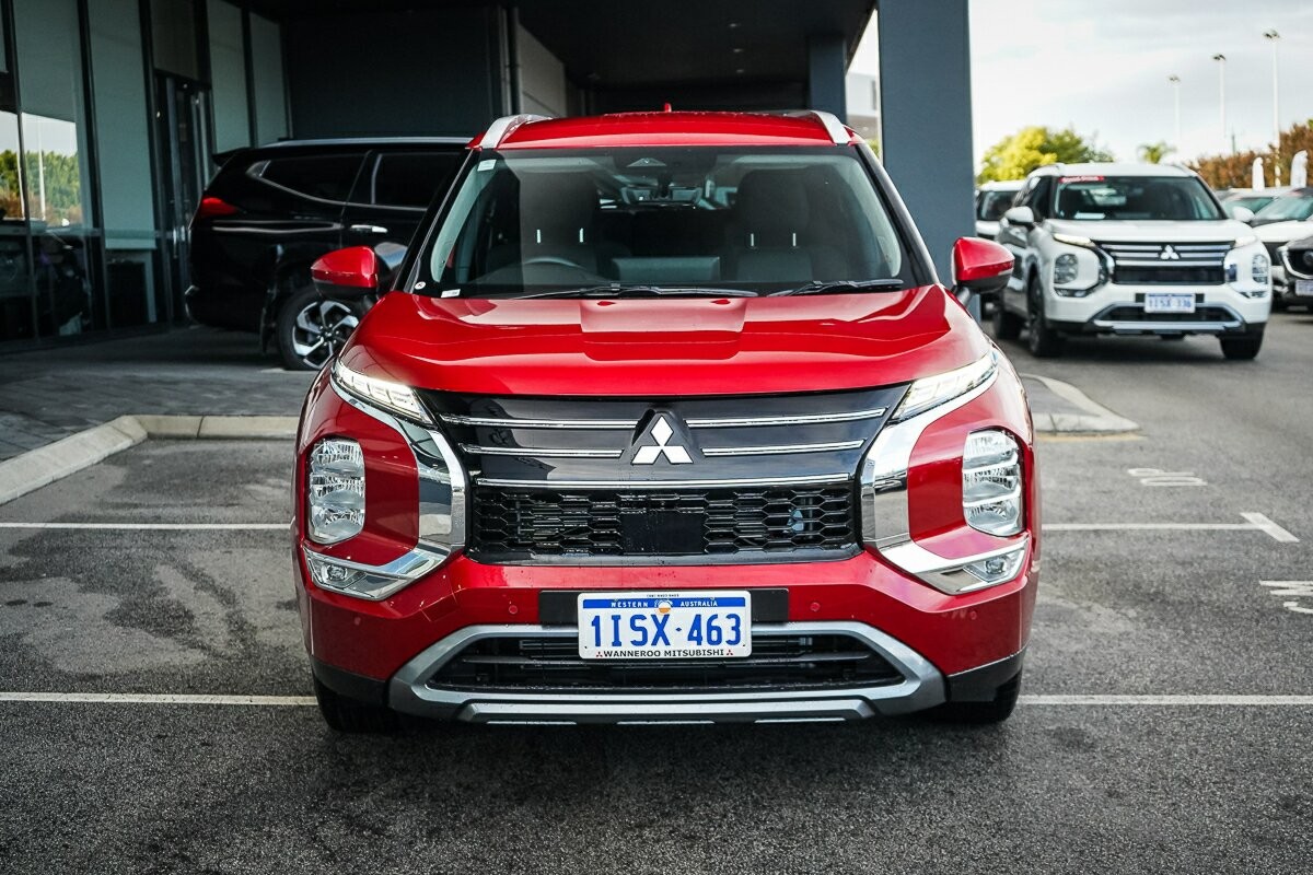 Mitsubishi Outlander image 2