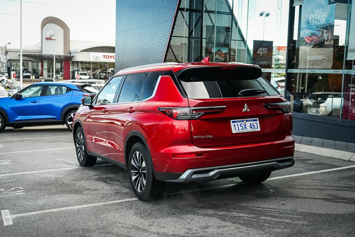 Mitsubishi Outlander image 3