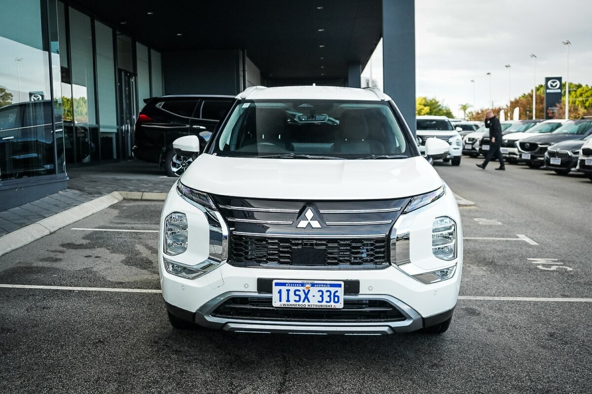 Mitsubishi Outlander image 2