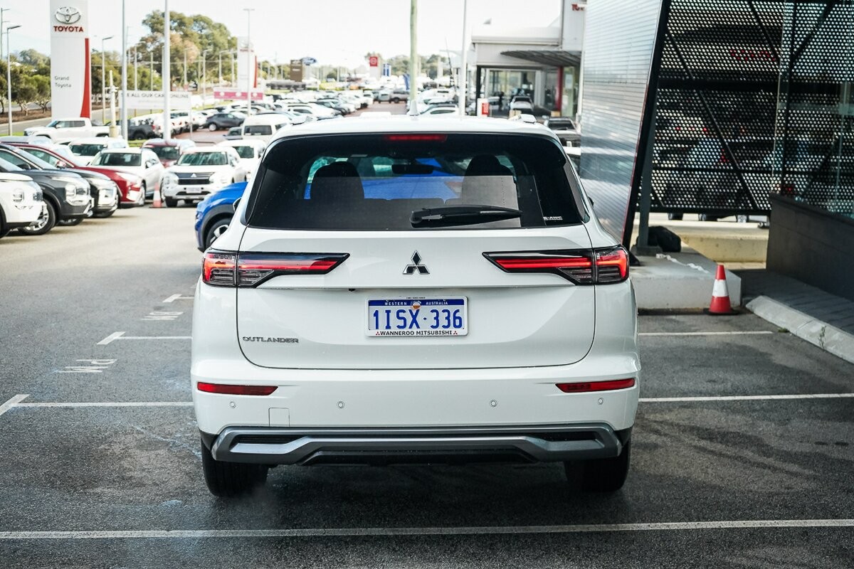 Mitsubishi Outlander image 4