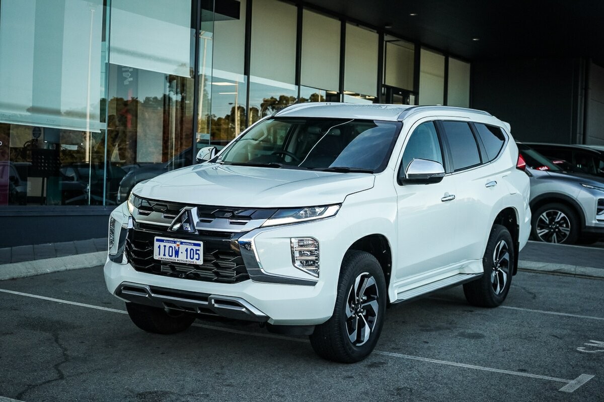 Mitsubishi Pajero Sport image 1
