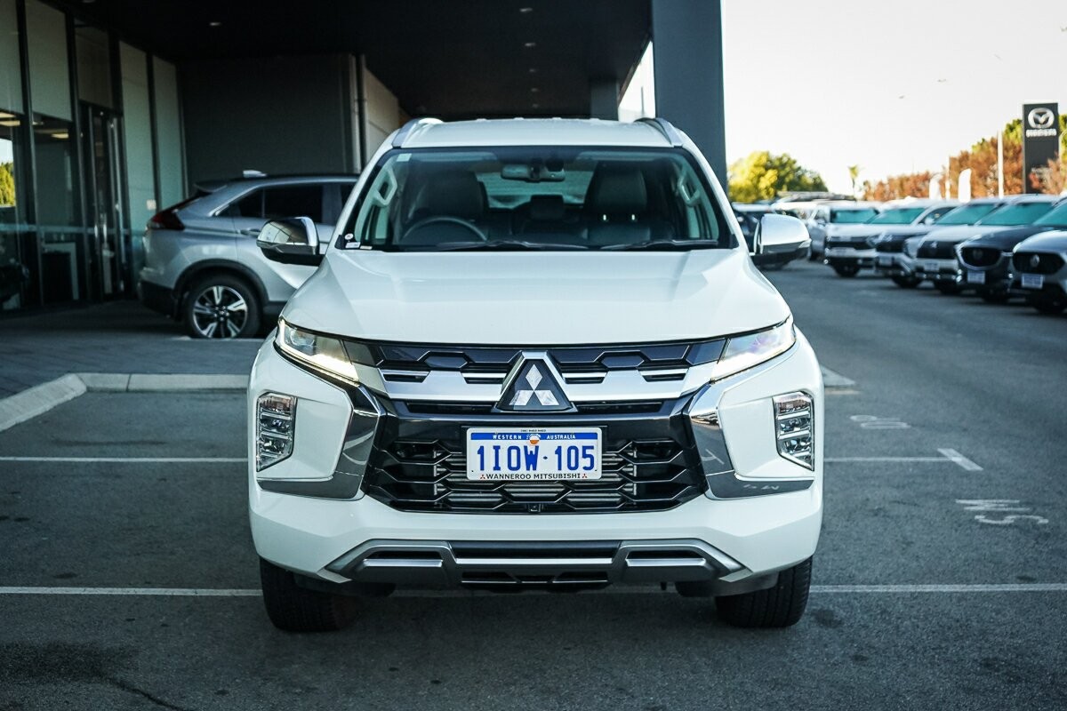 Mitsubishi Pajero Sport image 2