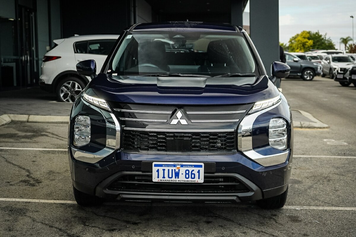 Mitsubishi Outlander image 2