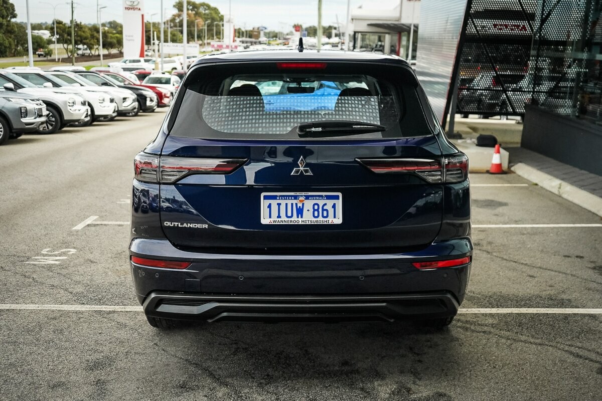 Mitsubishi Outlander image 4