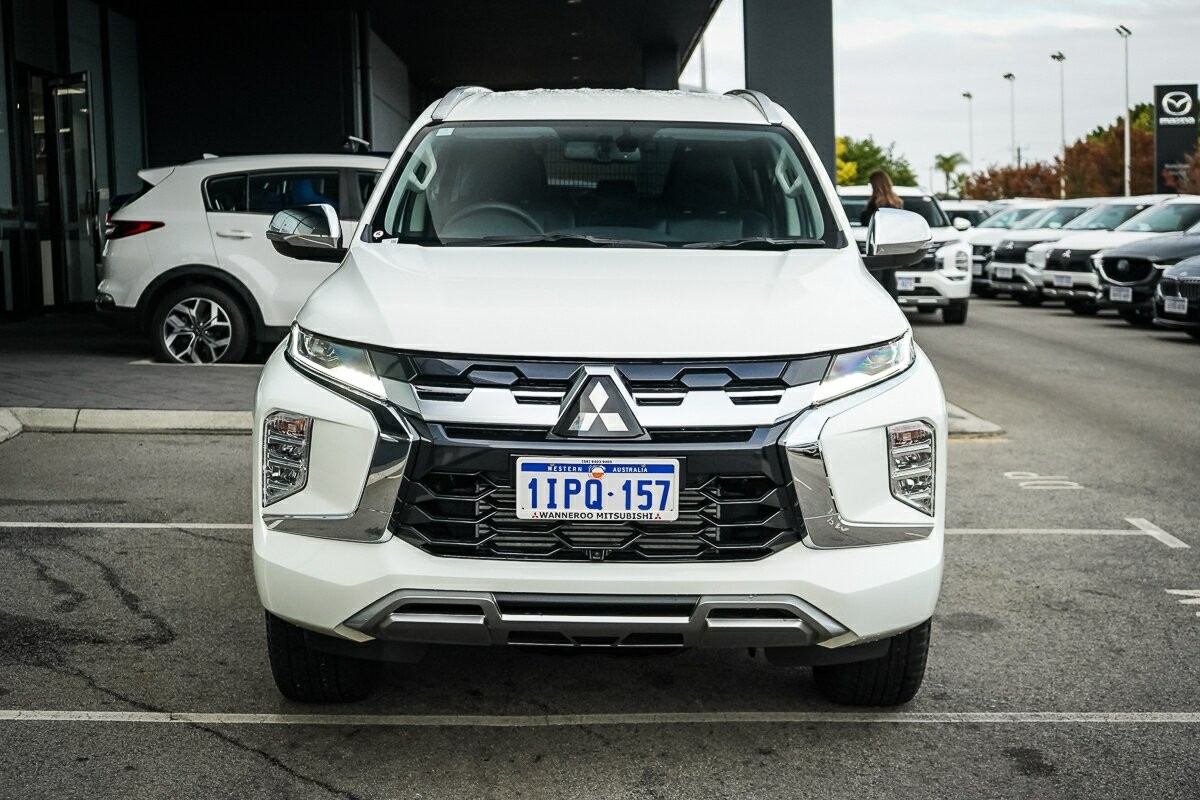 Mitsubishi Pajero Sport image 2
