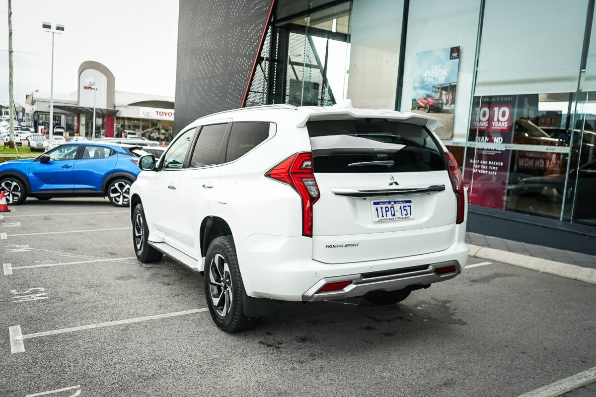 Mitsubishi Pajero Sport image 3