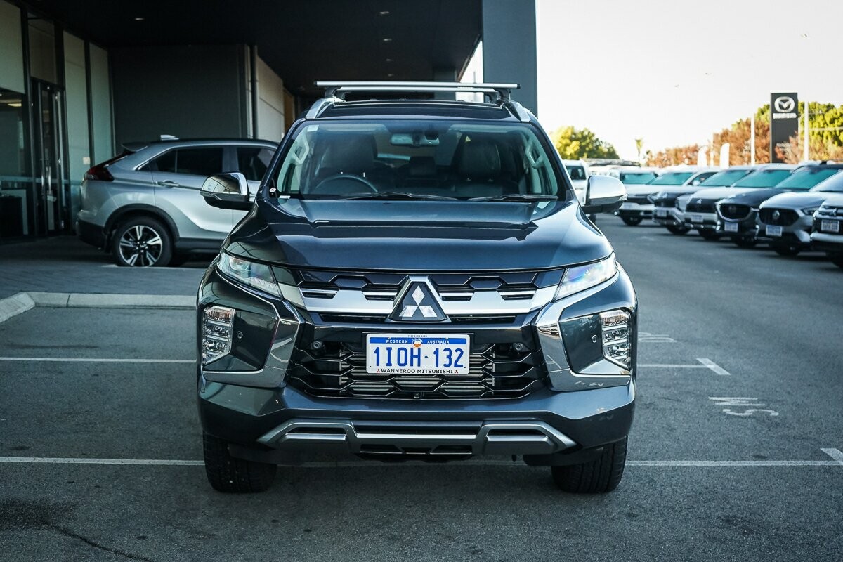 Mitsubishi Pajero Sport image 2