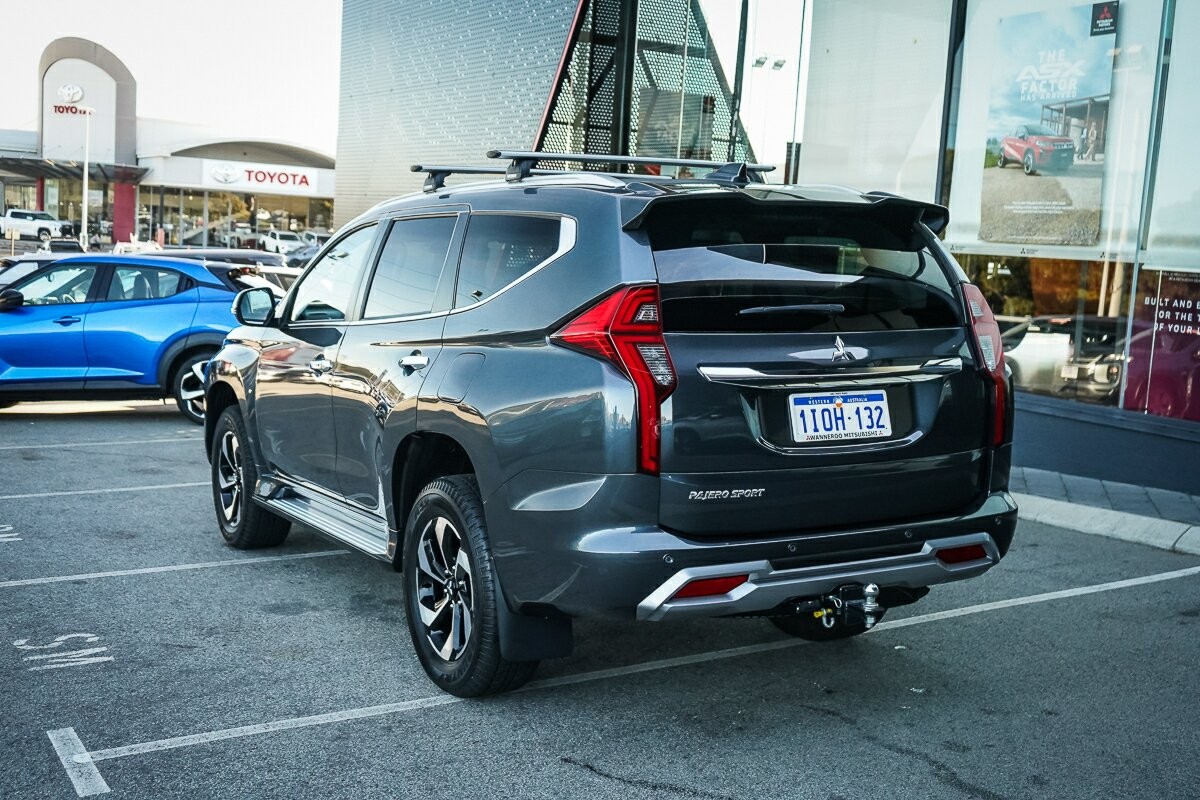 Mitsubishi Pajero Sport image 3