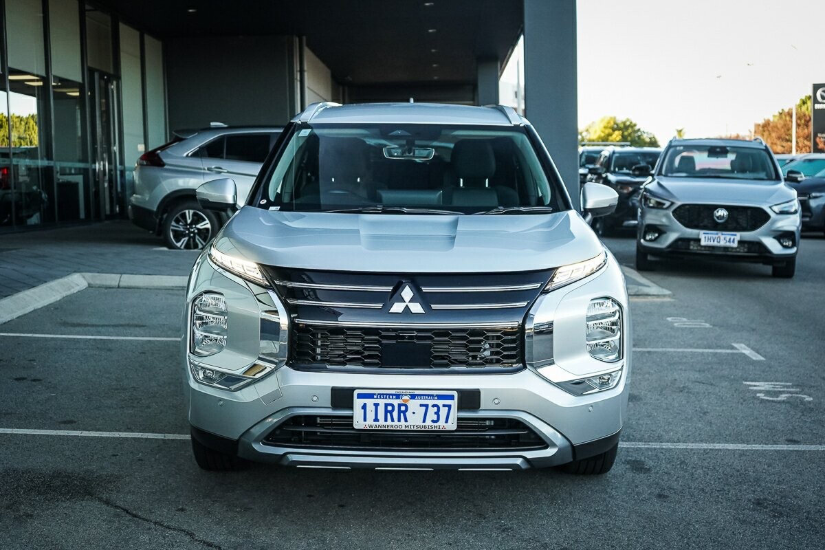 Mitsubishi Outlander image 2