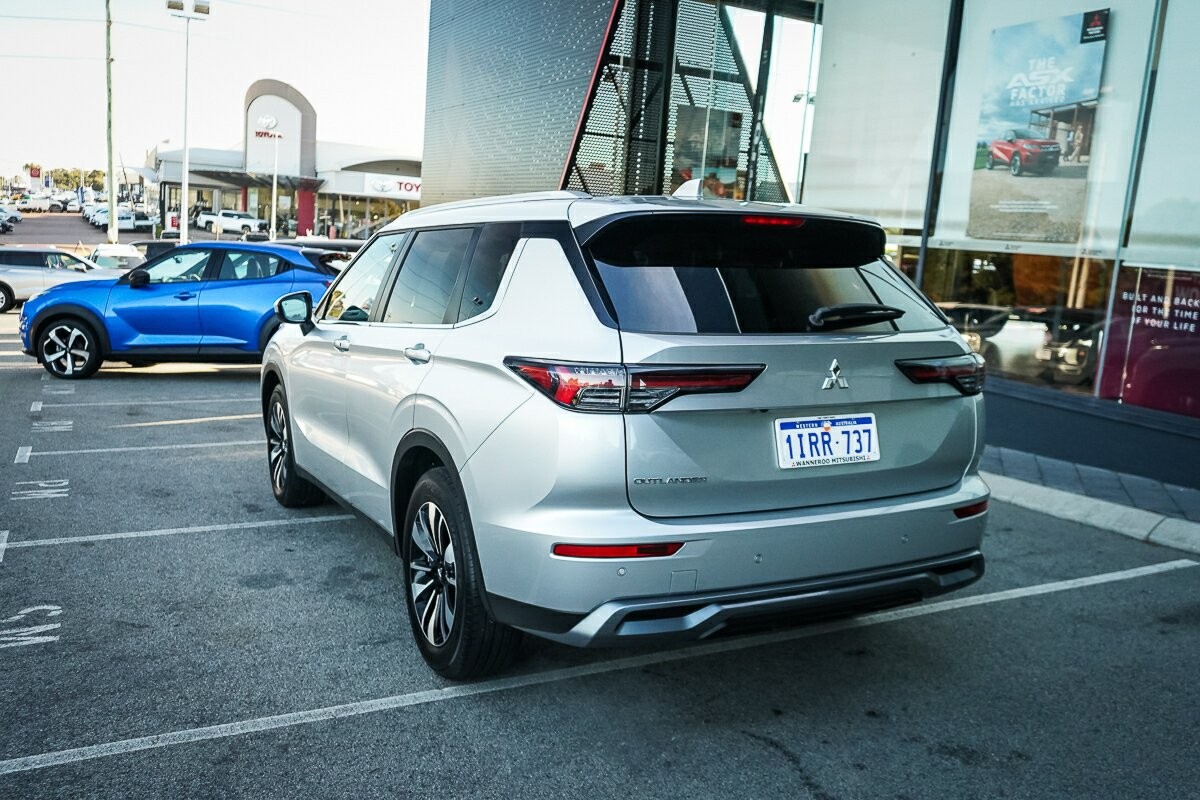 Mitsubishi Outlander image 3