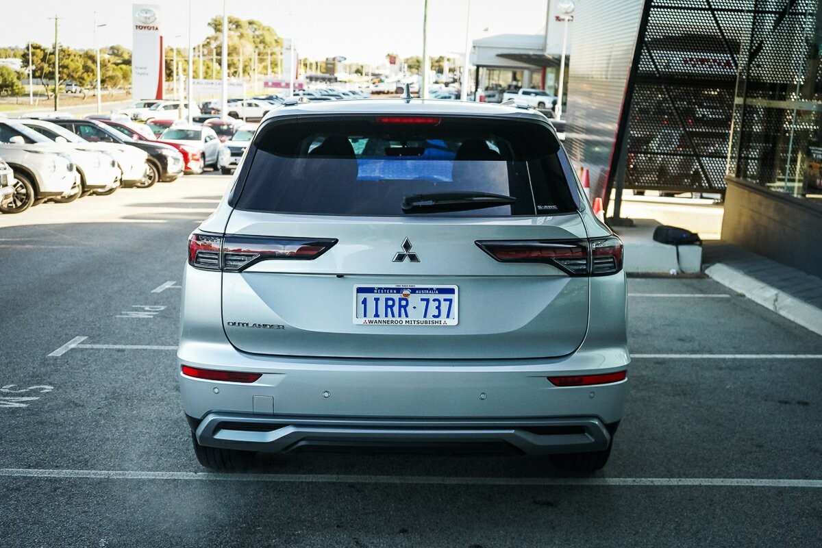 Mitsubishi Outlander image 4