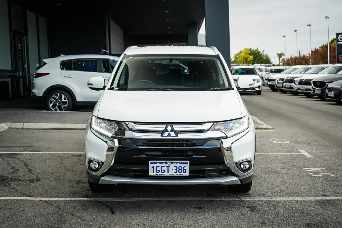 Mitsubishi Outlander image 2