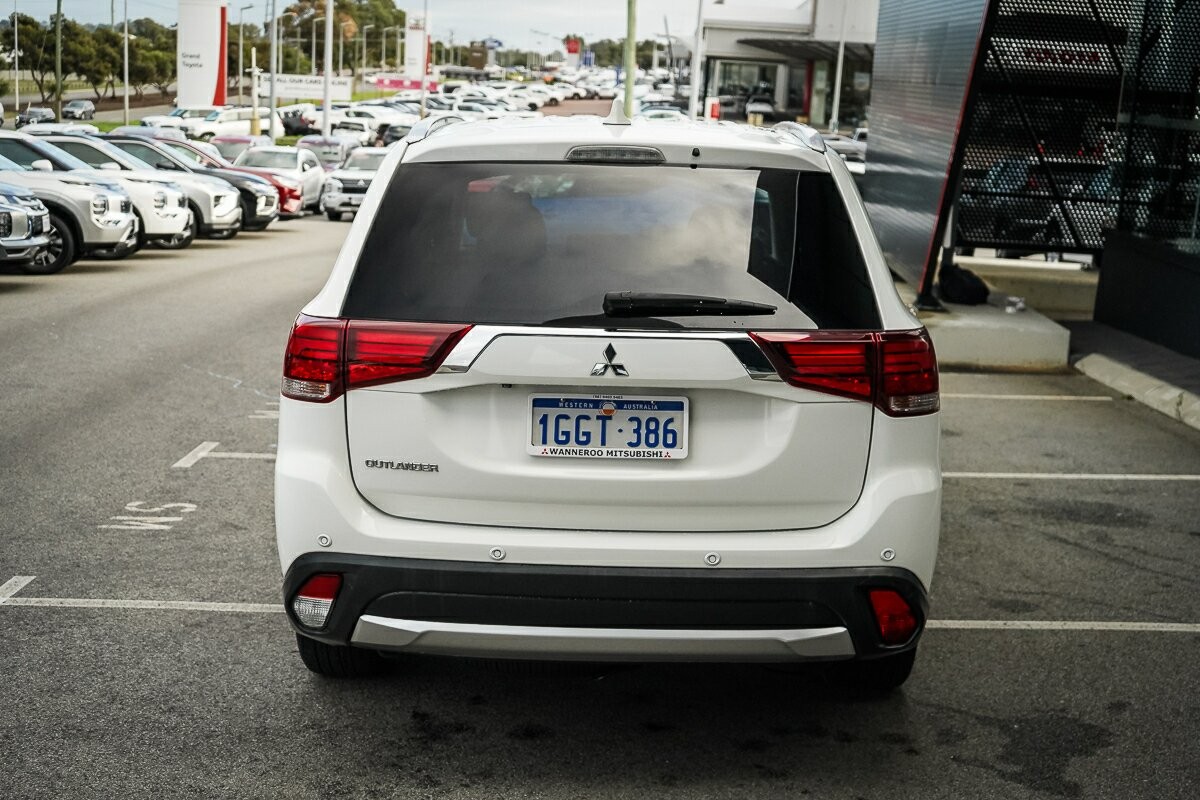 Mitsubishi Outlander image 4