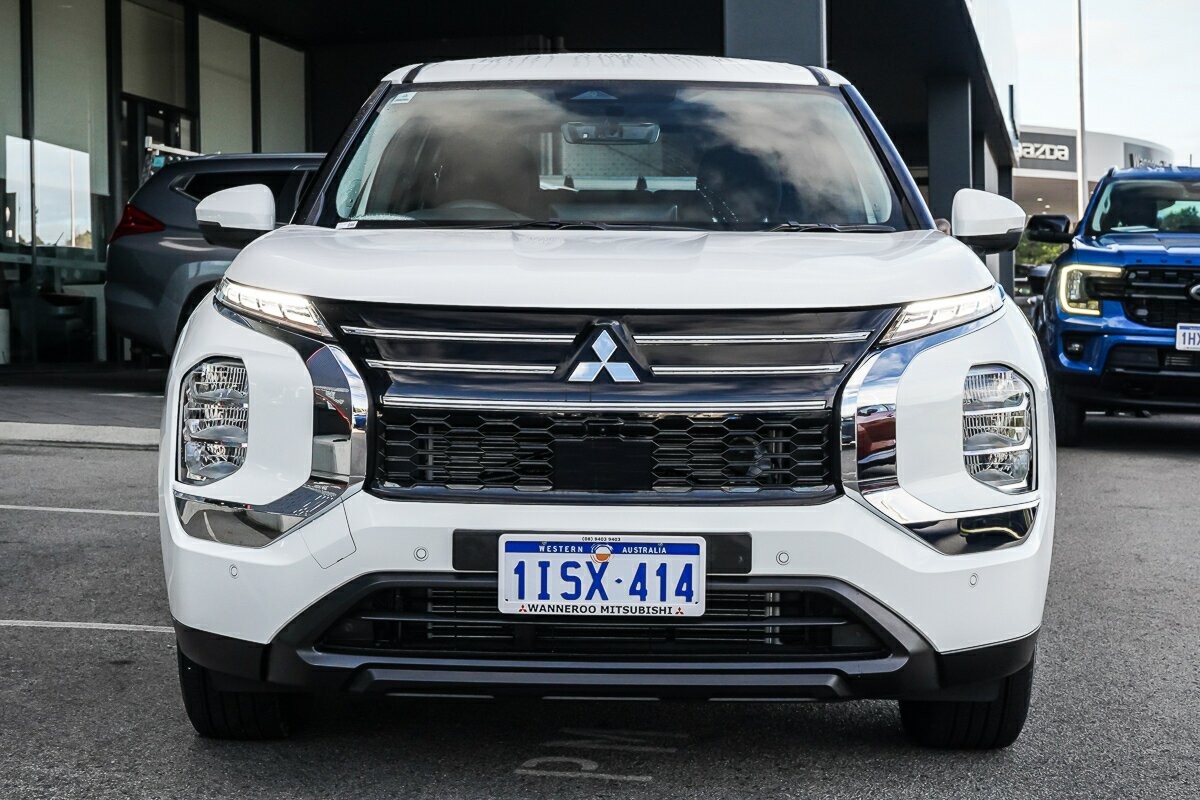 Mitsubishi Outlander image 2