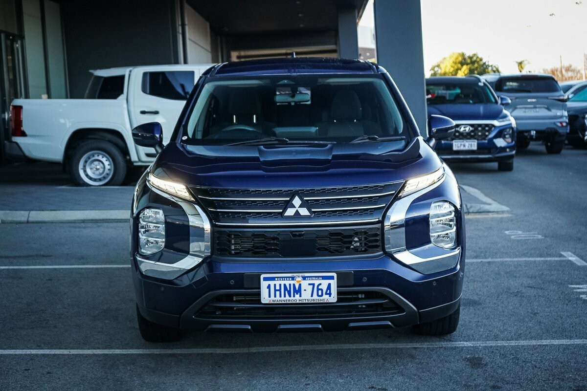 Mitsubishi Outlander image 2