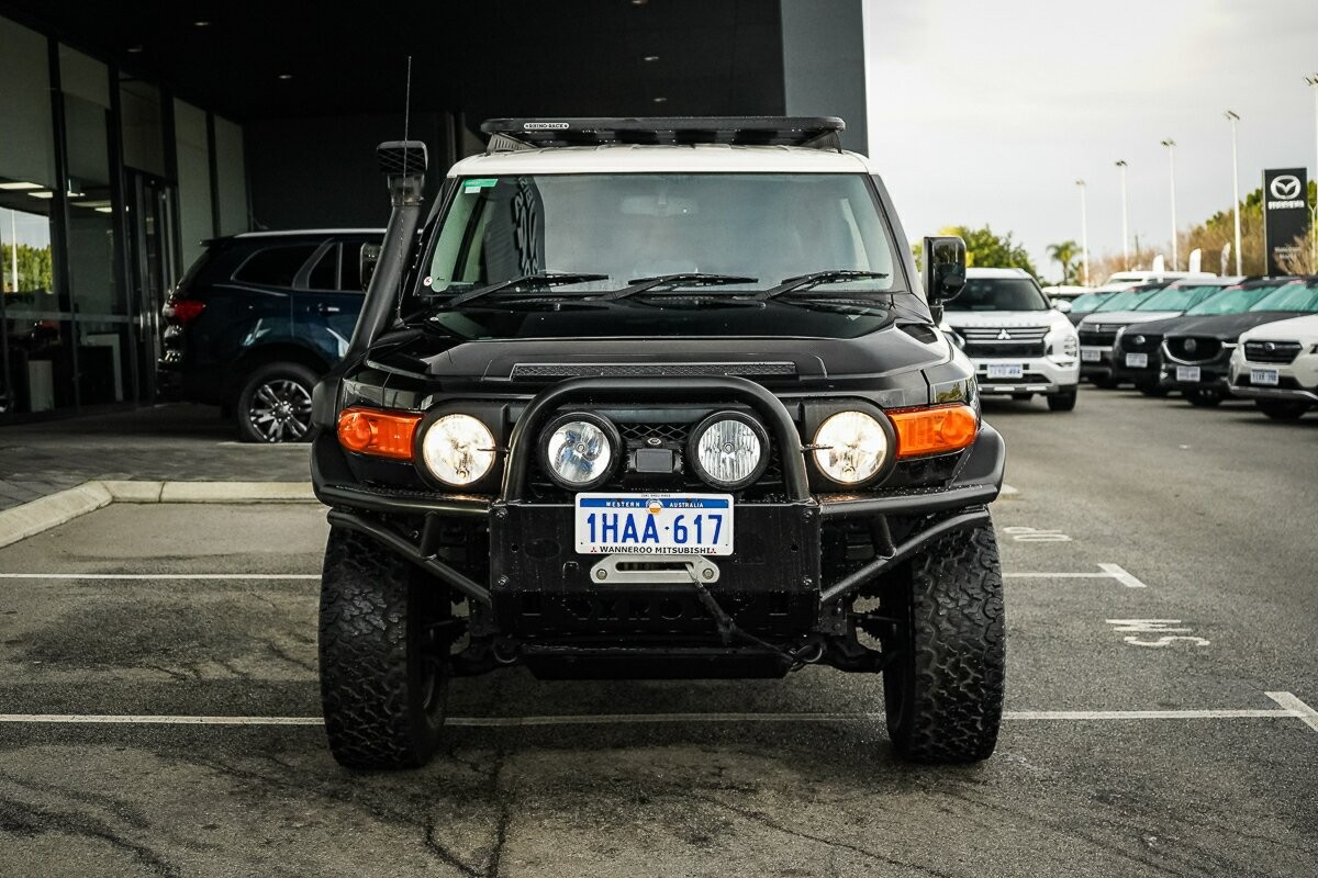 Toyota Fj Cruiser image 2