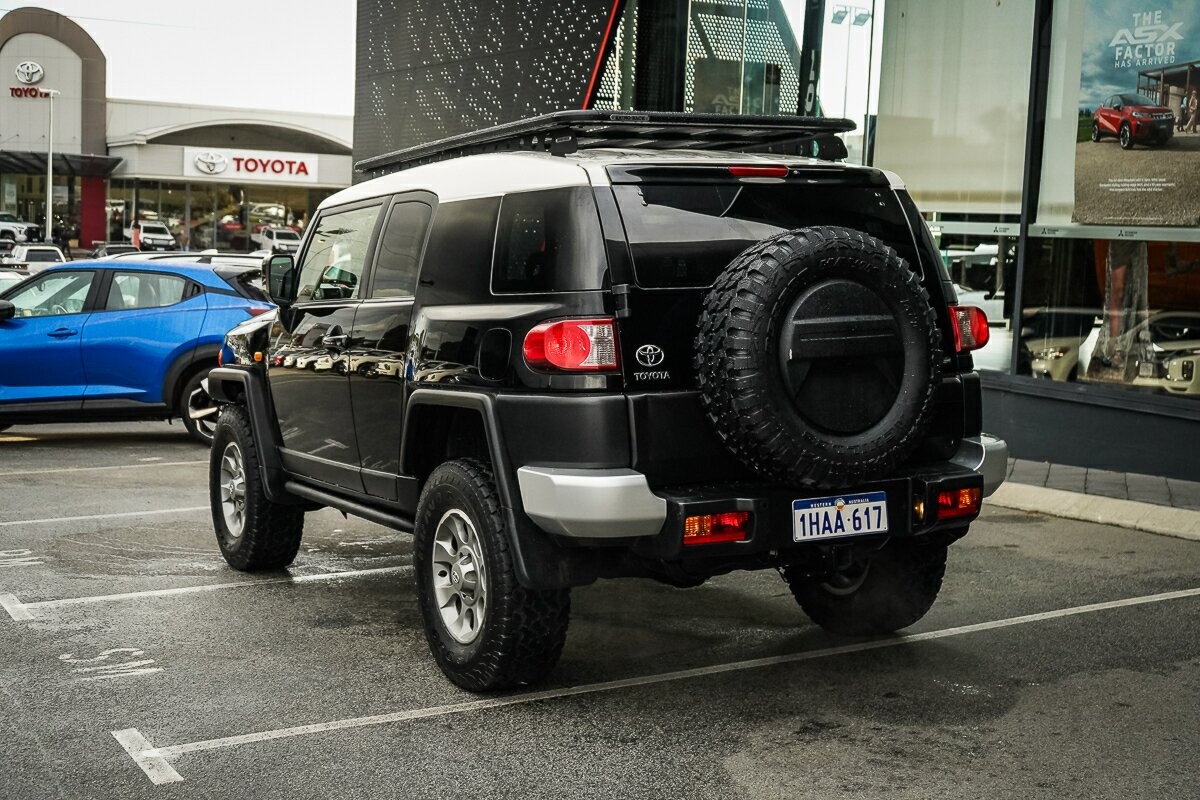 Toyota Fj Cruiser image 3