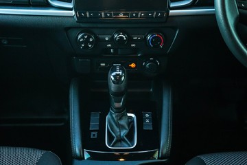 https://vehicle-cdn.autoleague.cloud/28170_21010107_22.jpg