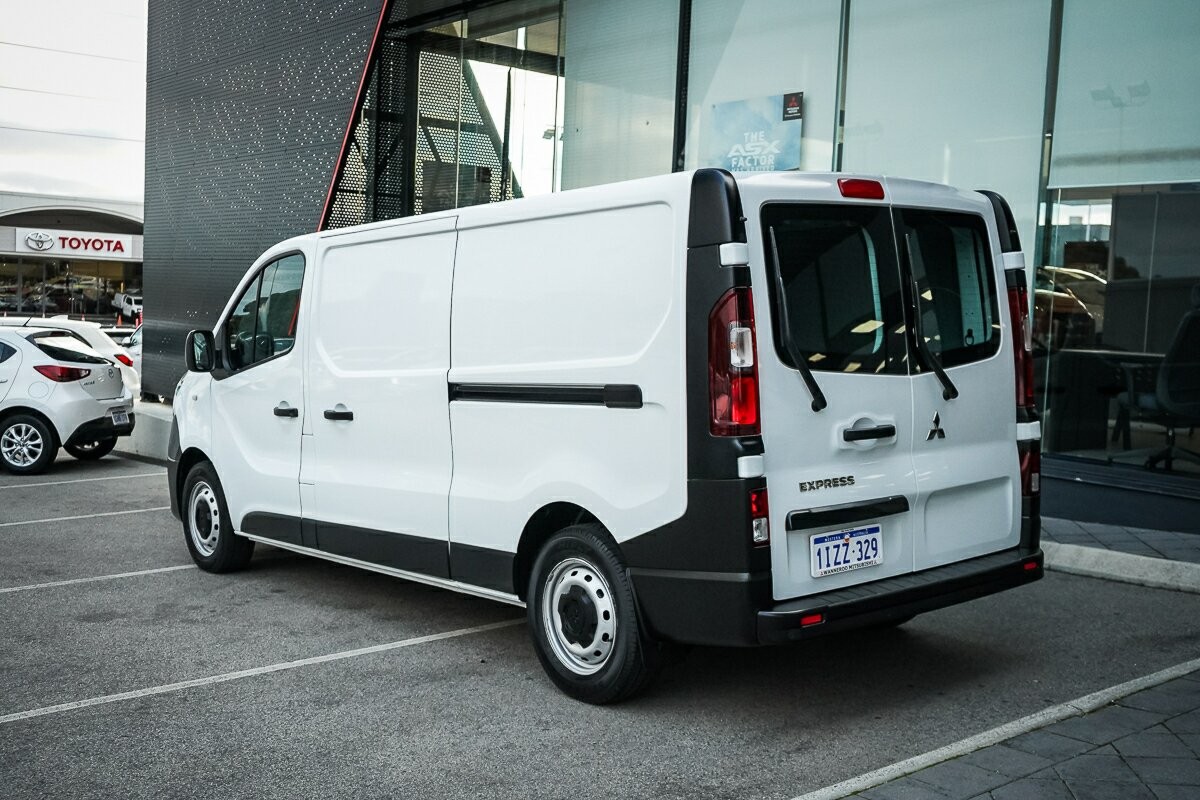 Mitsubishi Express image 3