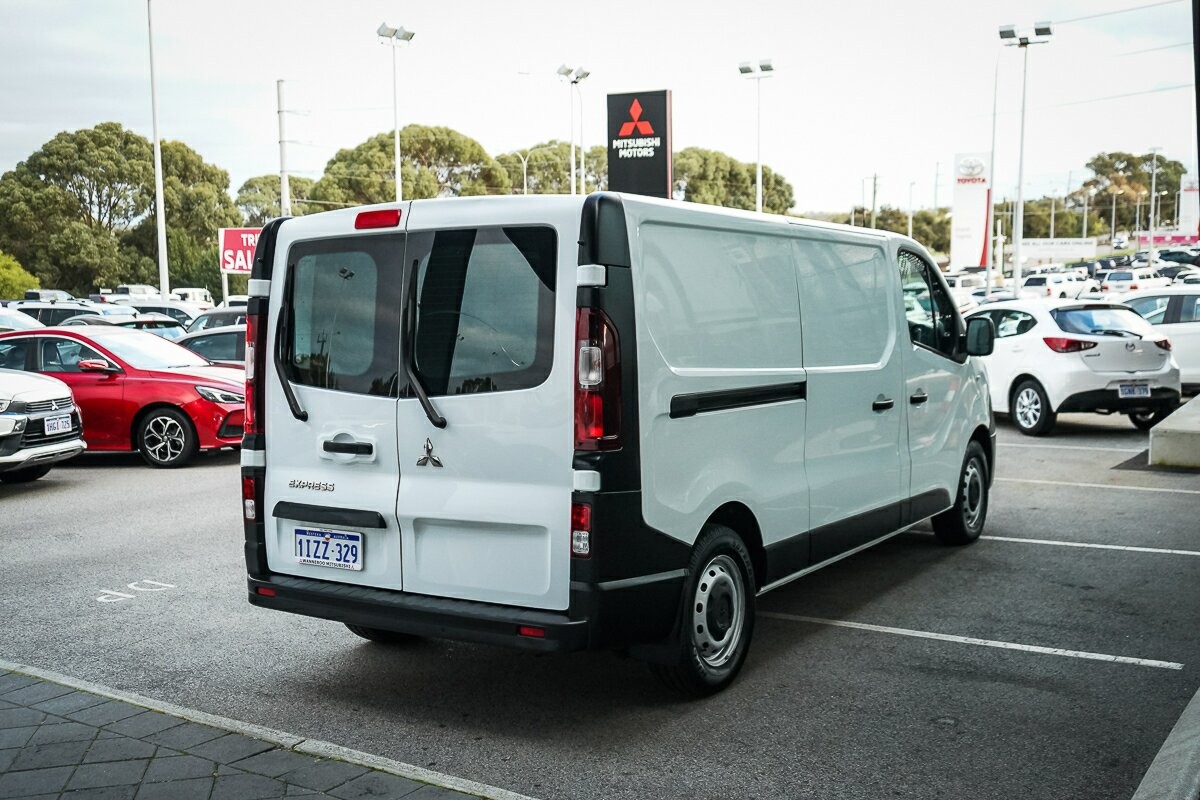 Mitsubishi Express image 4