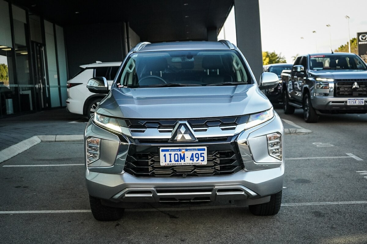 Mitsubishi Pajero Sport image 2