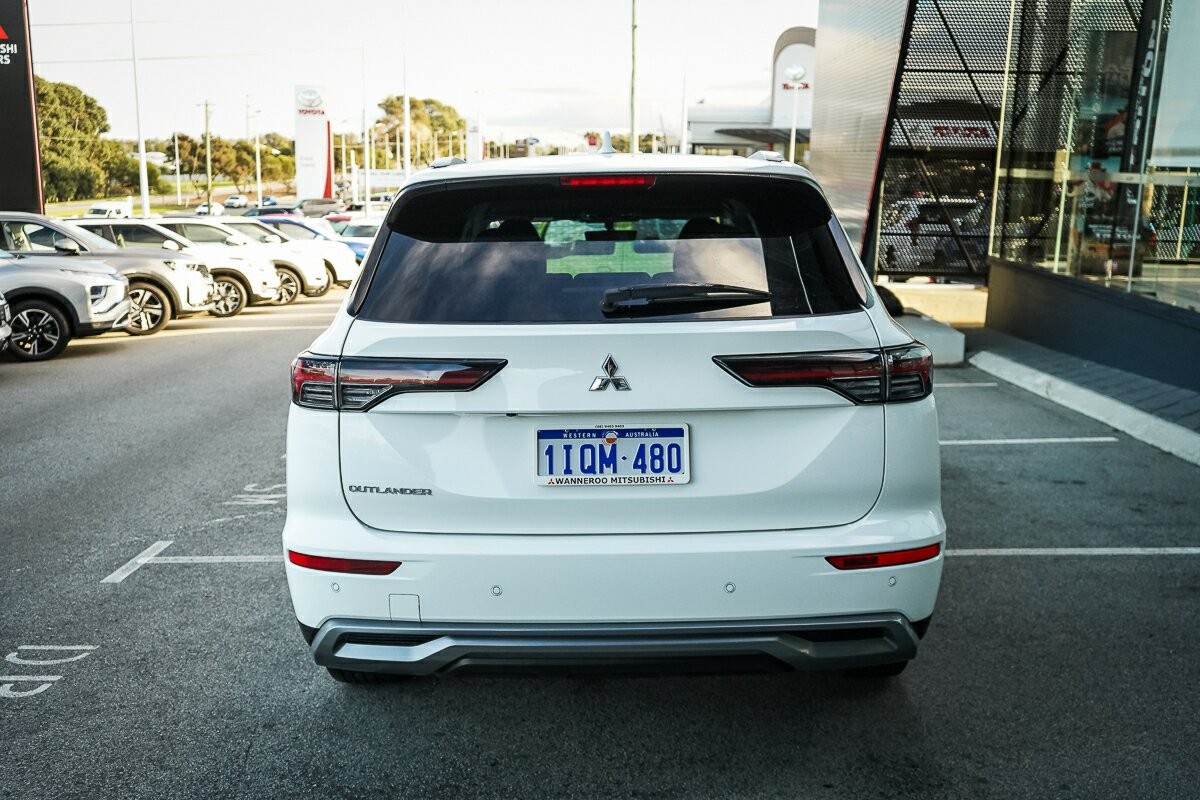 Mitsubishi Outlander image 4