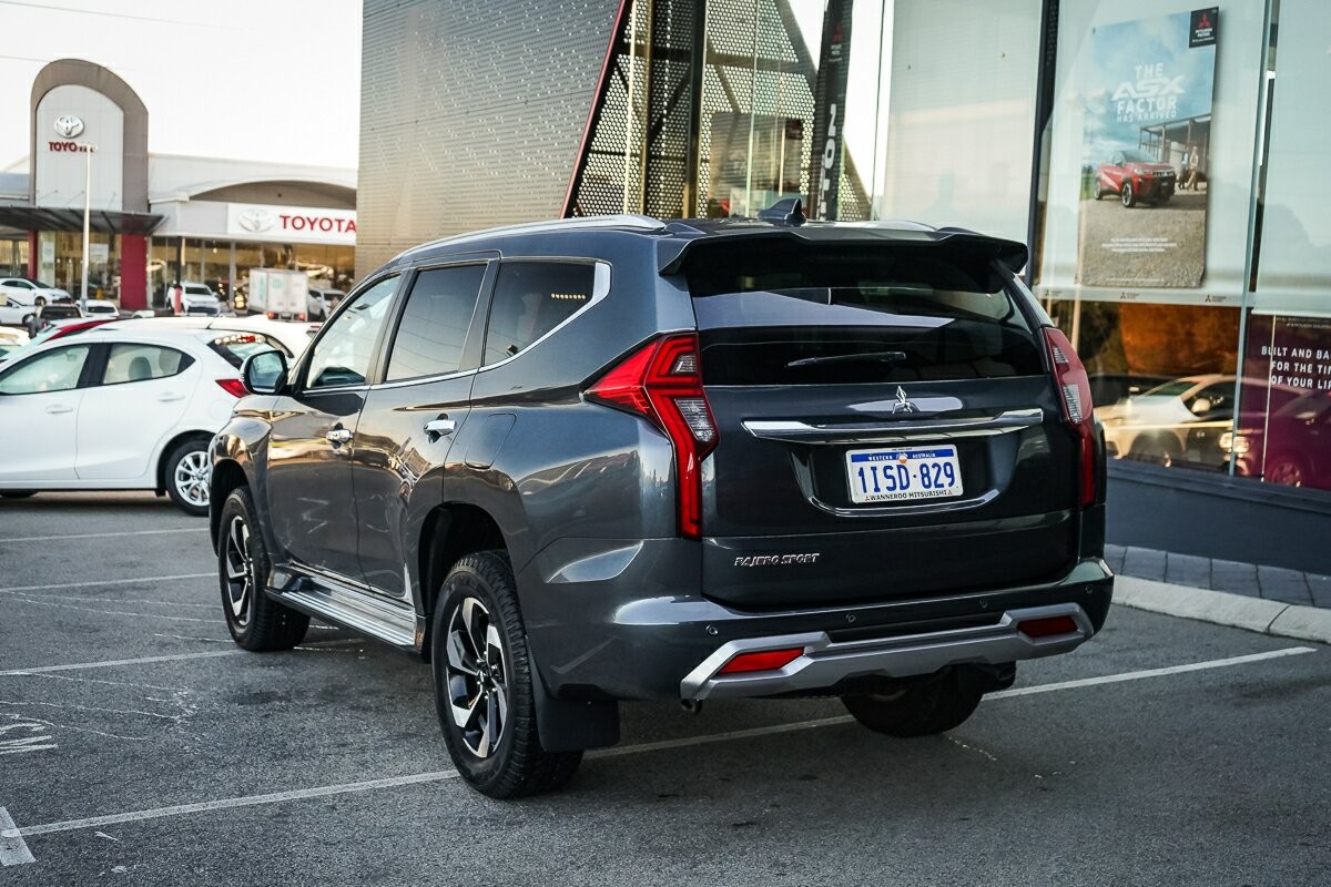 Mitsubishi Pajero Sport image 3