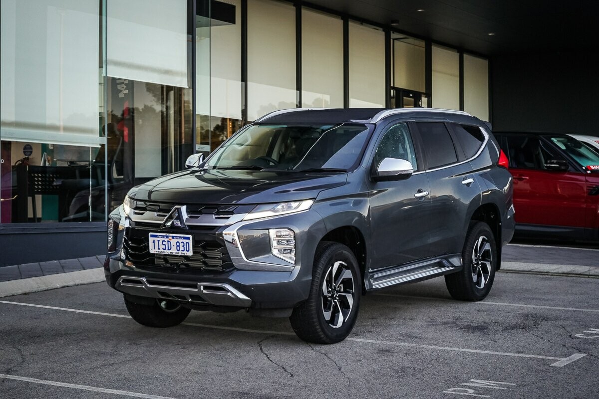 Mitsubishi Pajero Sport image 1