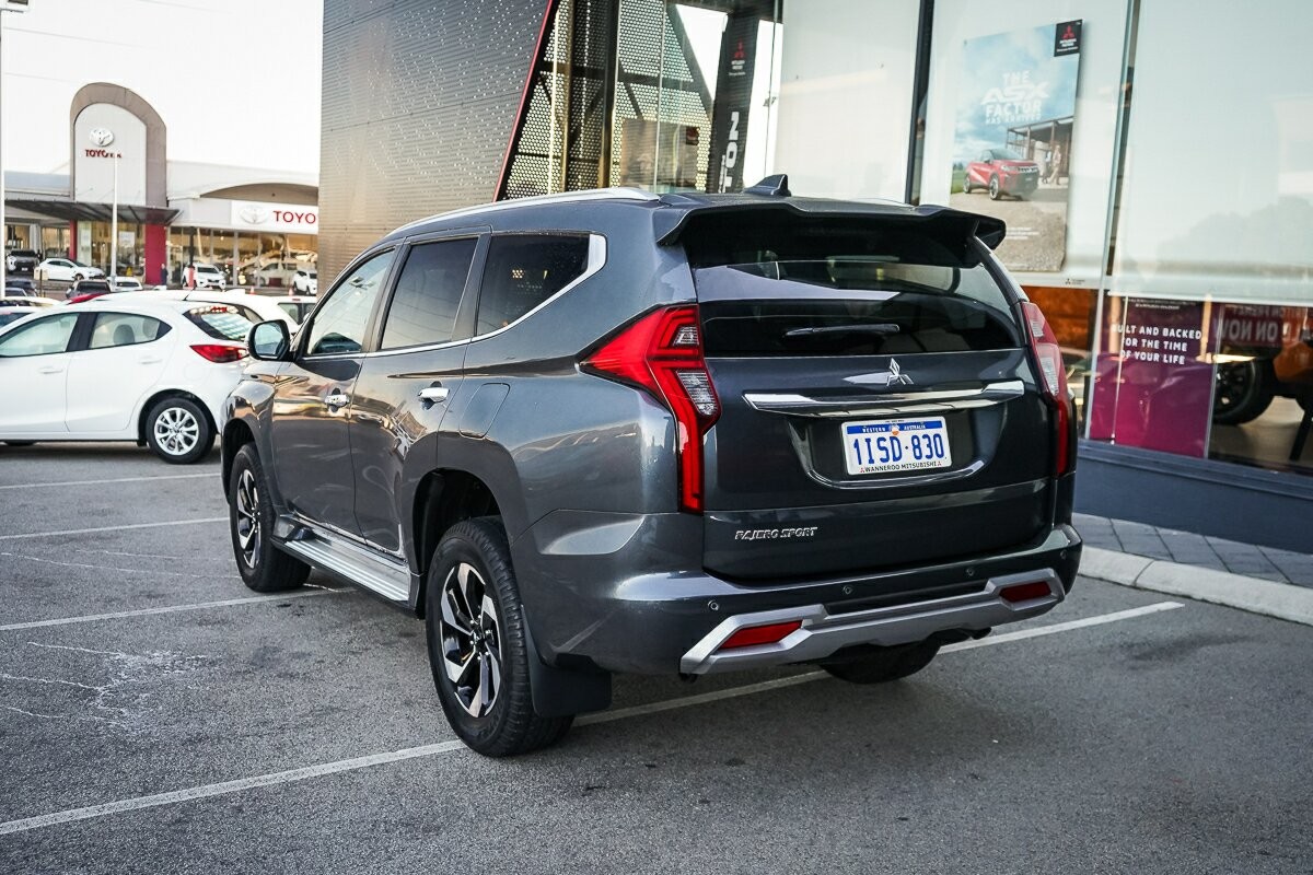 Mitsubishi Pajero Sport image 3