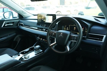 https://vehicle-cdn.autoleague.cloud/28170_21010276_14.jpg