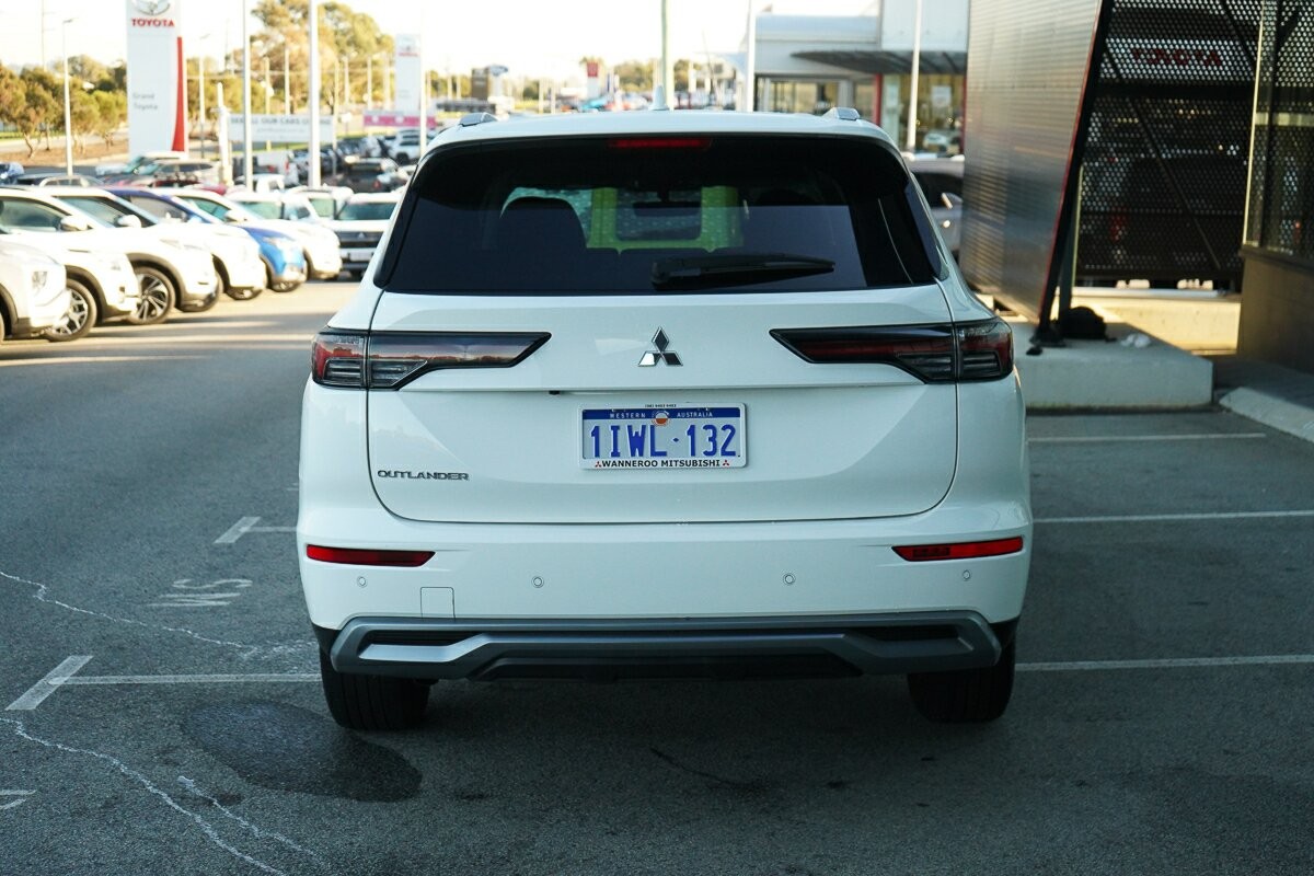 Mitsubishi Outlander image 4
