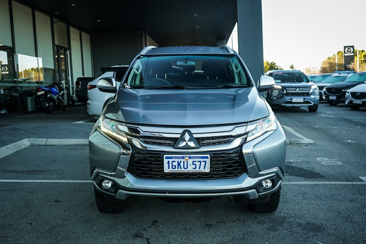 Mitsubishi Pajero Sport image 2