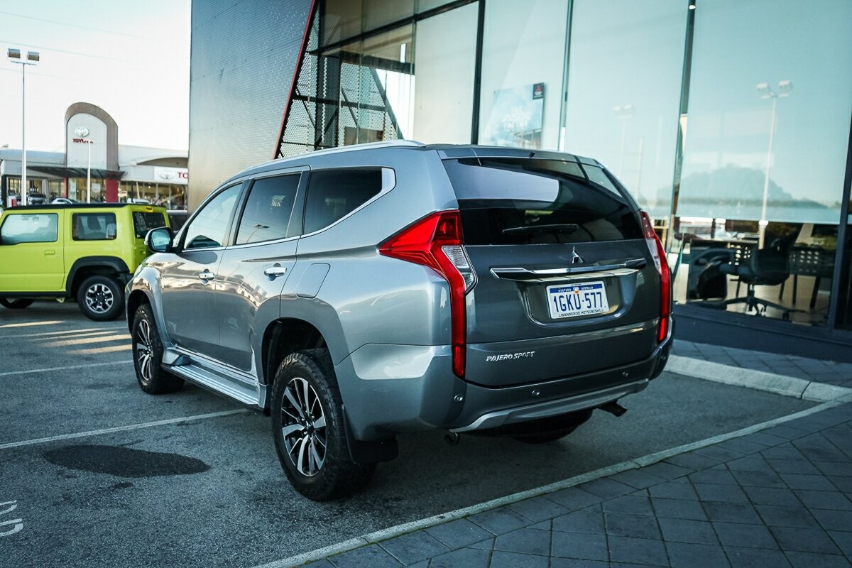 Mitsubishi Pajero Sport image 3