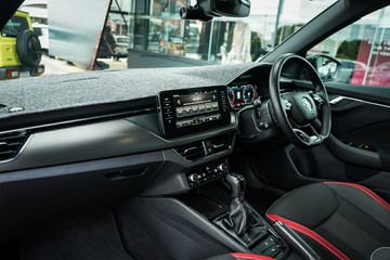 https://vehicle-cdn.autoleague.cloud/28170_21010340_18.jpg